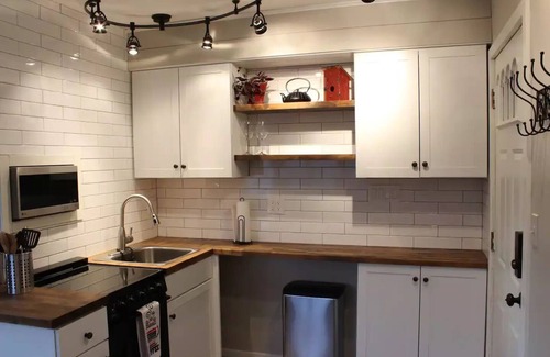 Lee's Summit Apartment | Tranquil Suite Steps from Historic Downtown Lee's Summit