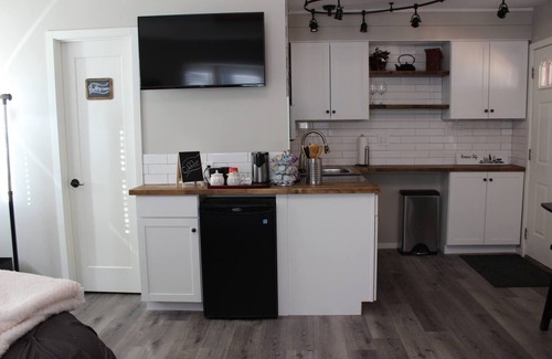 Lee's Summit Apartment | Tranquil Suite Steps from Historic Downtown Lee's Summit