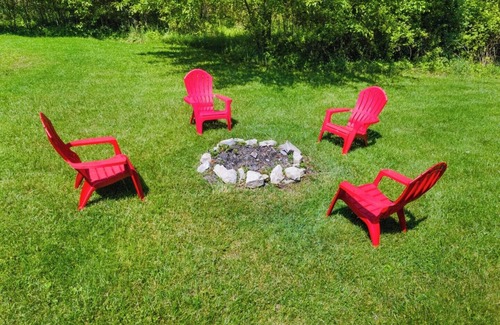 Mansfield House | Cozy Retreat Near Downtown with Firepit & Disc Golf