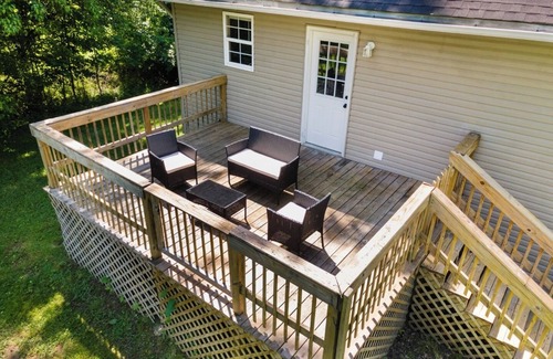 Mansfield House | Cozy Retreat Near Downtown with Firepit & Disc Golf