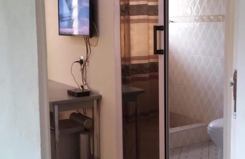 Kumasi House | Serene City Retreat with Breakfast Included