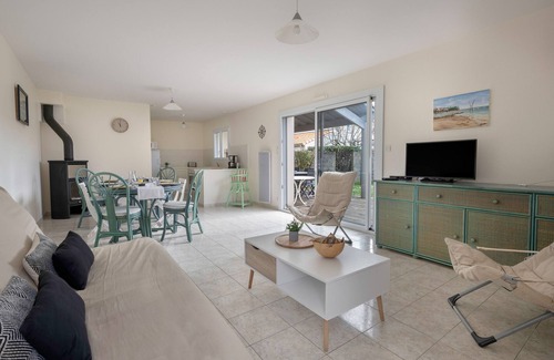 Le Cormier House | Tranquil Retreat 400m from the Beach with Ocean Views
