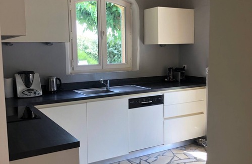 Rognes House | Tranquil Retreat in the Heart of Provence with Pool