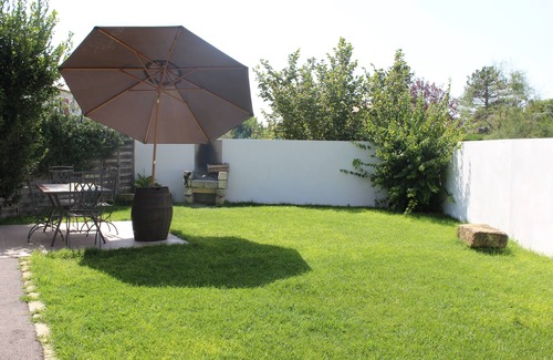 Marsillargues House | Tranquil Oasis with Garden & Oceanfront Pool Access