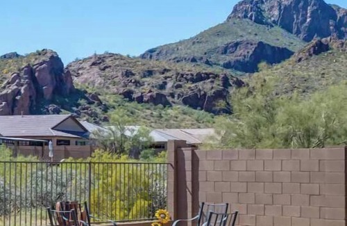 Cortaro House | Quiet House with Mountain Views