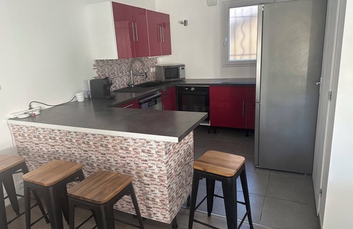 Vedene House | Quiet house within walking distance of all amenities