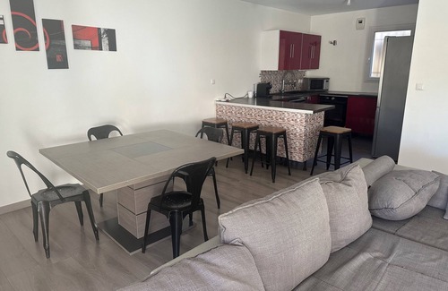 Vedene House | Quiet house within walking distance of all amenities