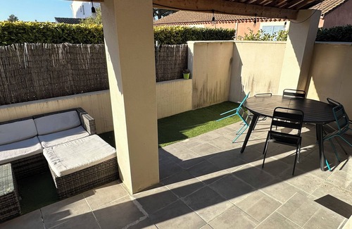 Vedene House | Quiet house within walking distance of all amenities