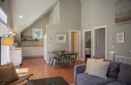 Rollingbay Cottage | Tranquil Island Retreat Near Fay Bainbridge Park