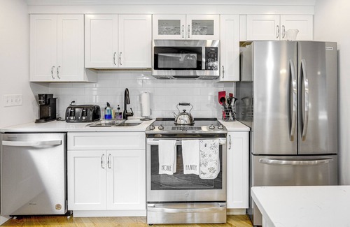 Kingston Apartment | Quiet Kingston Getaway - 3 Mi to Beaches!