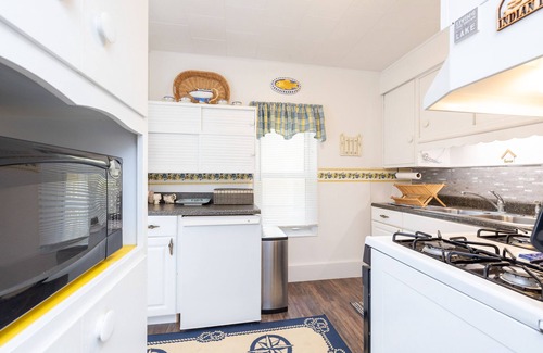Lakeview Cottage | Tranquil Lake Escape in Nautical Cottage at Indian Lake