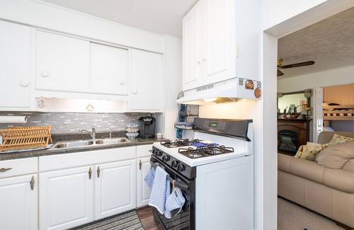 Lakeview Cottage | Tranquil Lake Escape in Nautical Cottage at Indian Lake