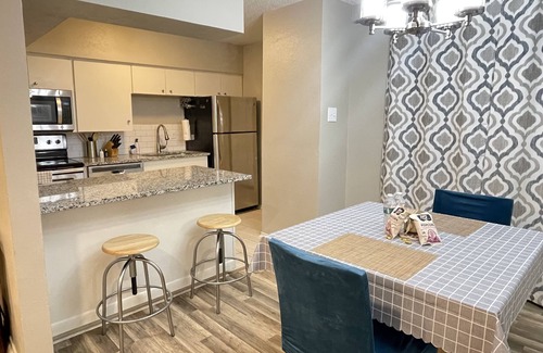 Northeast Dallas Condo | Tranquil M Streets Condo with King Bed Near Santa Fe Trail