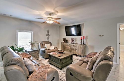 Memphis House | Tranquil Memphis Retreat with Spa, 10 Mi to Downtown