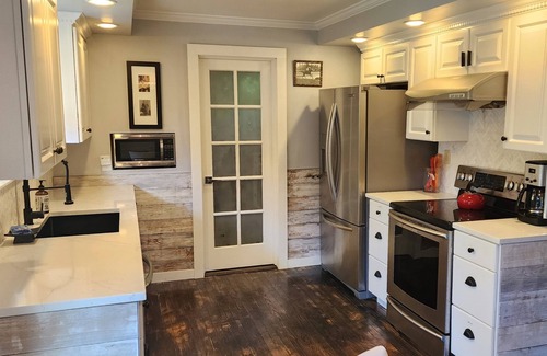 SeaTac House | Burien Mid-Century Gem: 10/10 Rated Near Seattle Airport