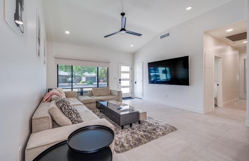 Juanita Y Olmo Frontier Place Villa | Modern Scottsdale Estate with Heated Pool & Guest Home