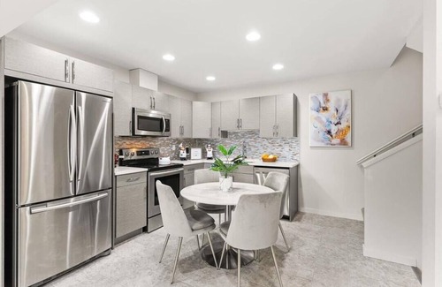 Winnipeg House | Modern Hotel with King & Queen Beds in Central Location