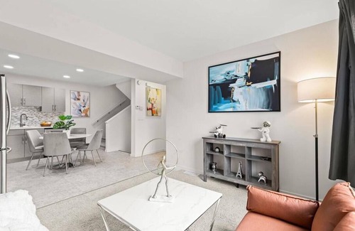 Winnipeg House | Modern Hotel with King & Queen Beds in Central Location
