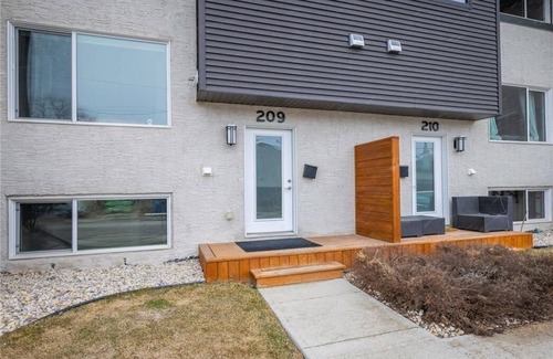 Winnipeg House | Modern Hotel with King & Queen Beds in Central Location