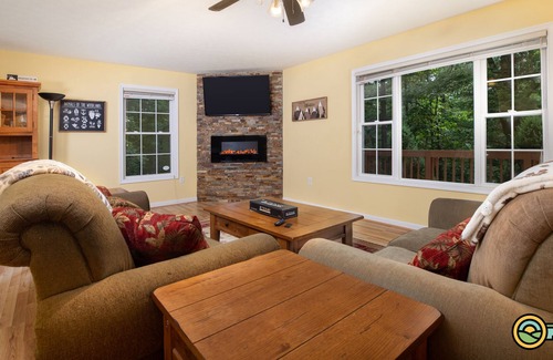 Mount Jackson Cabin | Serene Mountain Retreat with Hot Tub & Pool at Bryce Resort