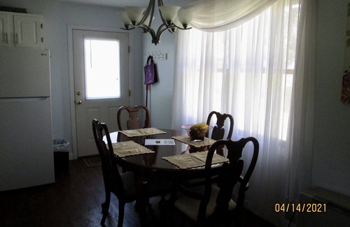 South Deerfield Apartment | Idyllic Retreat for Bird Lovers in a Peaceful Neighborhood