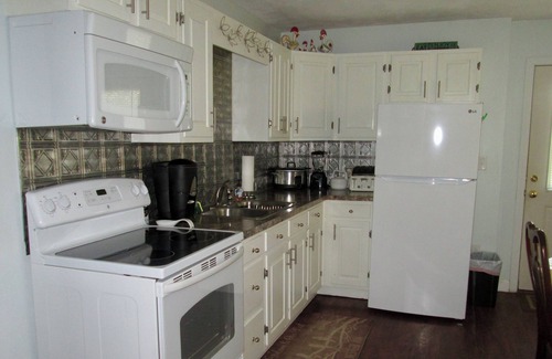 South Deerfield Apartment | Idyllic Retreat for Bird Lovers in a Peaceful Neighborhood