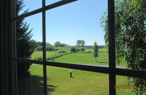 South Deerfield Apartment | Idyllic Retreat for Bird Lovers in a Peaceful Neighborhood