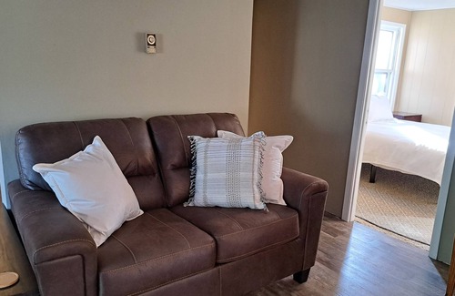 Springview House | Quiet Neighborhood, 40 min to Smith Falls State Park (Dog Friendly!)