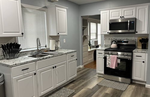 East Longmeadow House | Cozy 5BR Retreat near Big E, Mass Mutual & Six Flags