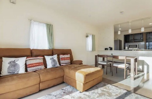 Abiko House | Peaceful New Home with Free Parking & Breakfast Included