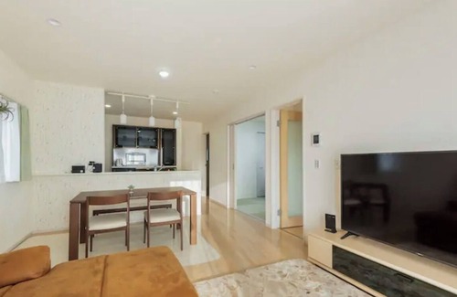 Abiko House | Peaceful New Home with Free Parking & Breakfast Included