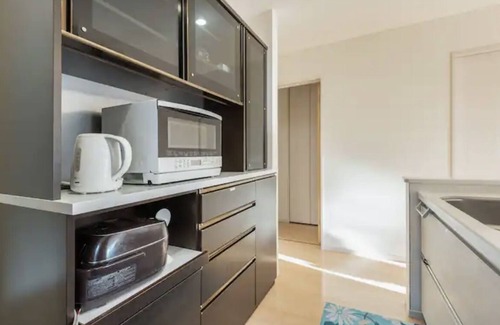 Abiko House | Peaceful New Home with Free Parking & Breakfast Included