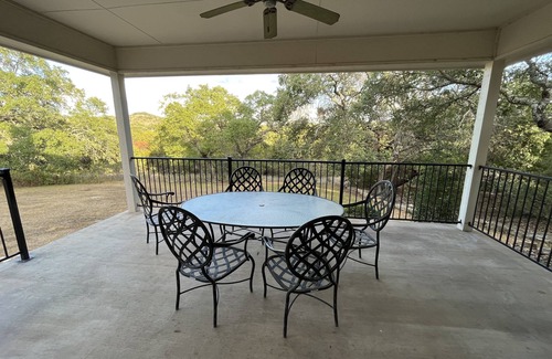 Boerne House | Tranquil Oaks Hill Country Retreat with Hot Tub & Kitchen