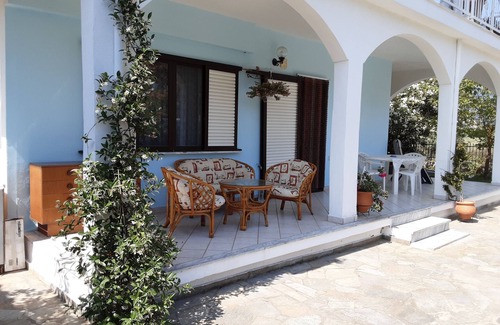 Nea Mesagkala Apartment | Relaxing Beachside Retreat with Spa and Ocean Views