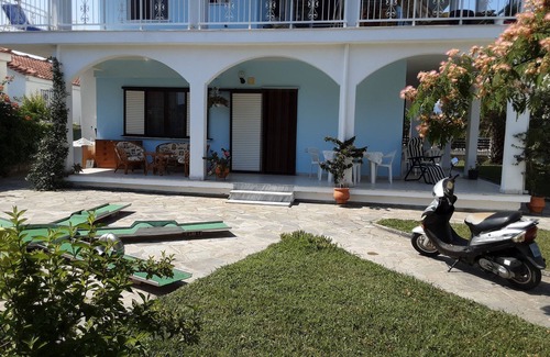 Nea Mesagkala Apartment | Relaxing Beachside Retreat with Spa and Ocean Views