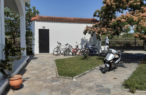 Nea Mesagkala Apartment | Relaxing Beachside Retreat with Spa and Ocean Views