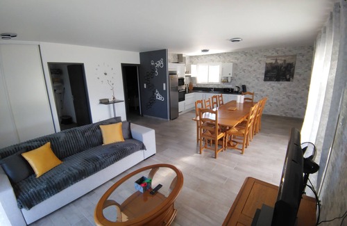 Beynat House | Quiet one-storey house near honey lake