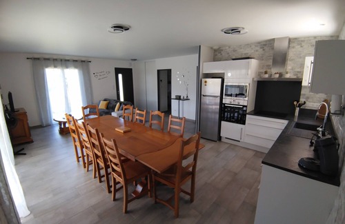 Beynat House | Quiet one-storey house near honey lake