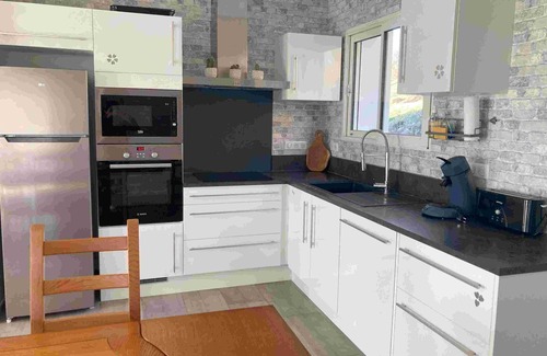 Beynat House | Quiet one-storey house near honey lake