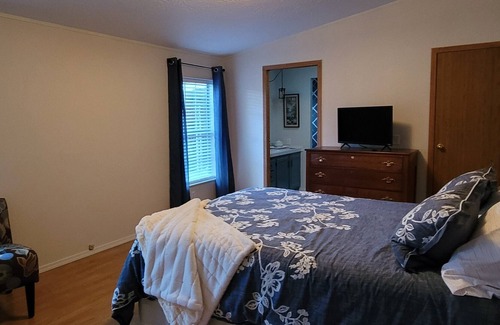 Monitor House | quiet orchard oasis with veiws of the columbia river.