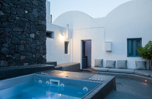 Fira Villa | Central Fira Retreat with Pool and Spa – 10/10 Guest Rated