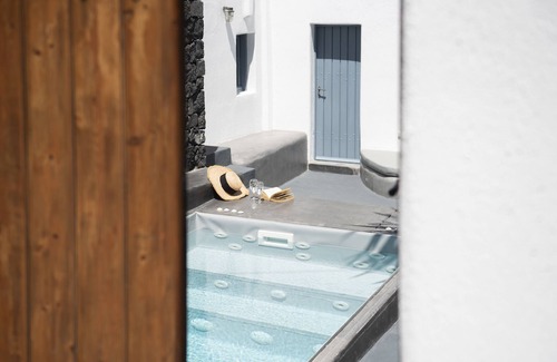 Fira Villa | Central Fira Retreat with Pool and Spa – 10/10 Guest Rated