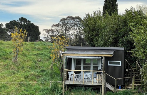 Puketapu Cabin | Quiet, private Cosy Cabin with en-suite. Access to bike paths, river and pub.