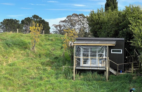 Puketapu Cabin | Quiet, private Cosy Cabin with en-suite. Access to bike paths, river and pub.