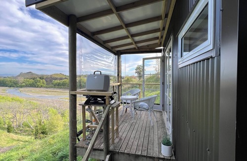 Puketapu Cabin | Quiet, private Cosy Cabin with en-suite. Access to bike paths, river and pub.
