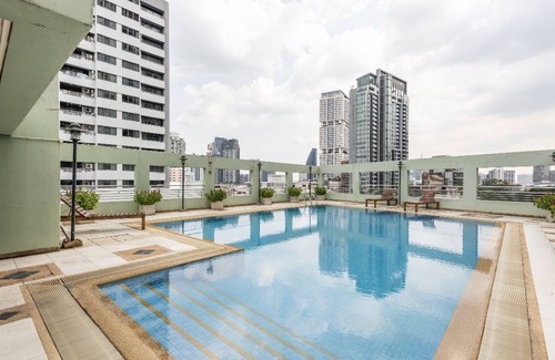 Sukhumvit Apartment | Serene Getaway Near Malls with Pool and Spa Amenities