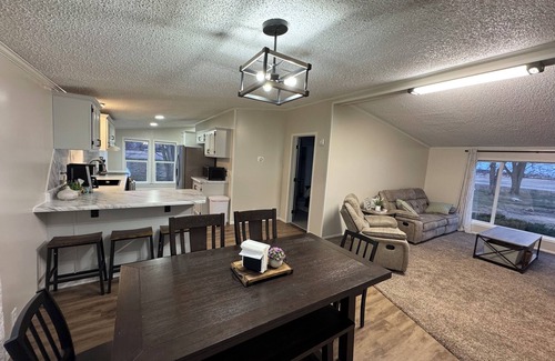 Argyle House | Quiet. Relaxing. 4-bedroom House with AC, Jetted Tub and WiFi.