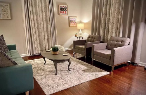 Petersburg House | Trendy 3 Bedroom Home for a Relaxing Getaway