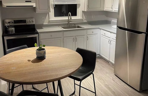 Petersburg House | Trendy 3 Bedroom Home for a Relaxing Getaway