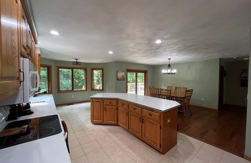 New London House | Serene Wooded Retreat with Spa and Hot Tub Amenities
